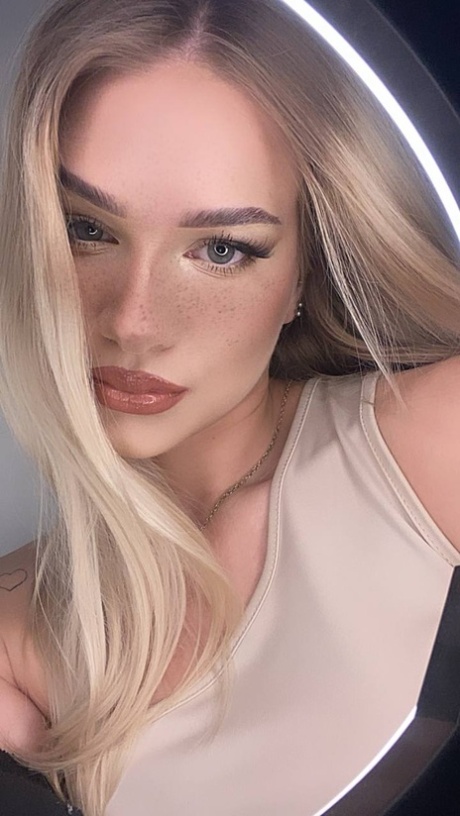 blond ensam perfekt erotiskt galleri