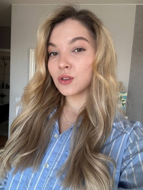 selfie biondo pornografico erotico foto