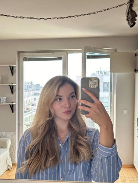 blonde selfie topporno foto's