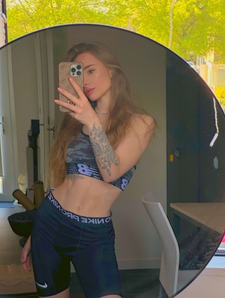 specchio per adolescenti piuttosto caldo foto