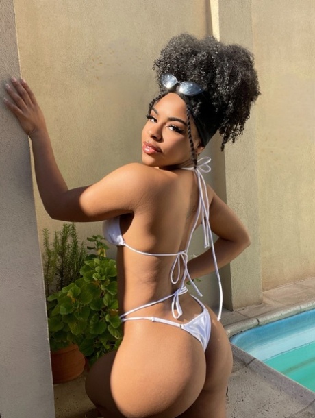 ebony ass naked pics