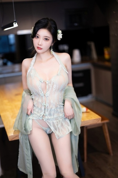 petite amie aux gros seins haut de gamme image