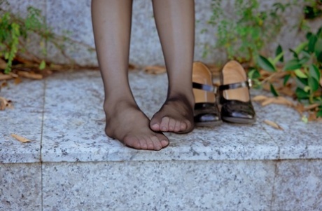 solo feet naked image