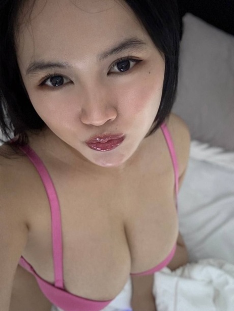 Giovane asiatica prosperosa sesso carino archivio