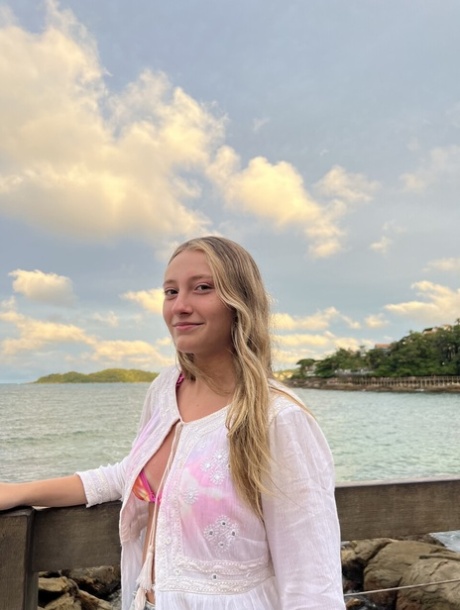 mager blond tonåring fin hög kvalitet foton