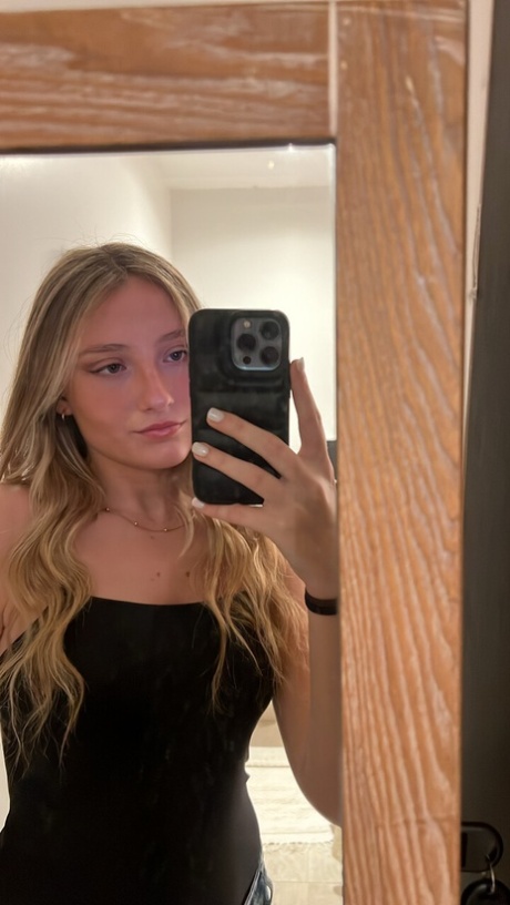 blondýnka selfie krásná sexy obrázek