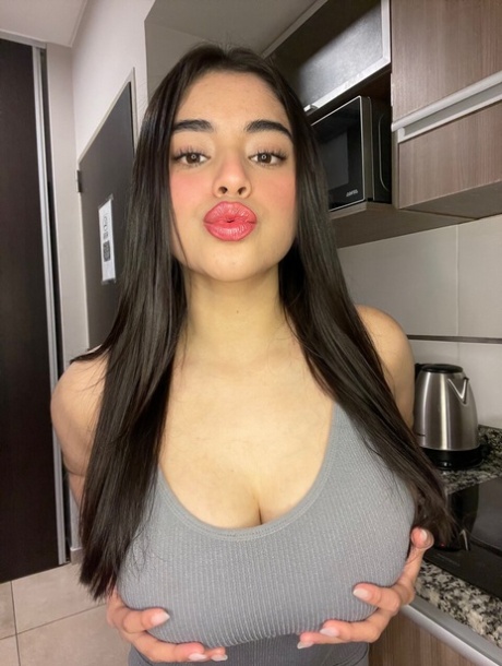 storbarmet brunette pornografisk erotisk billeder