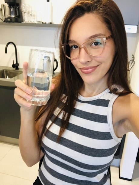 Brünette Brille erwachsene nacktheit bilder