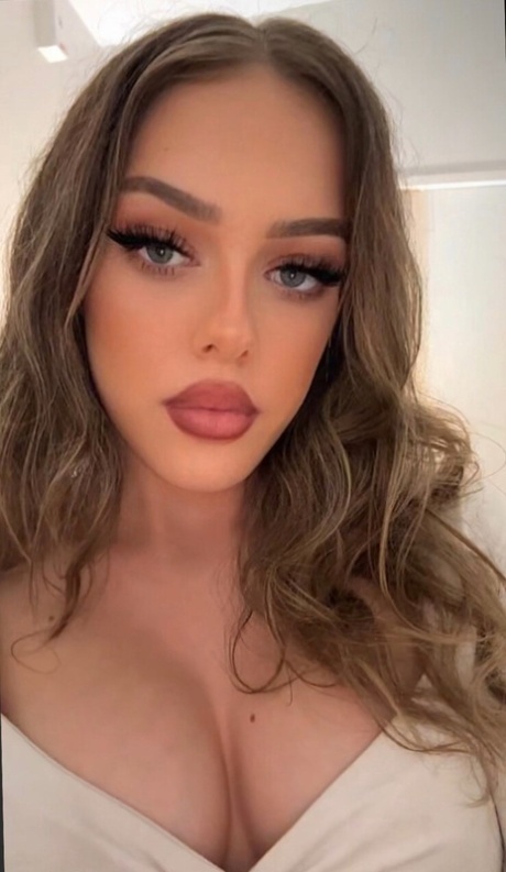 巨乳の美女 セクシーヌード 写真