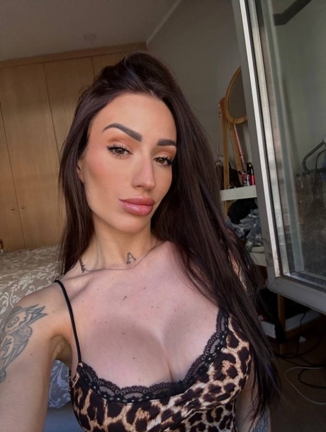 tatuaggio di grandi tette sesso xxx archivio
