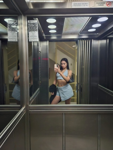 mirror selfie hot nude image
