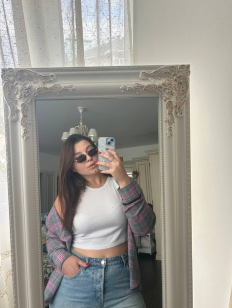 mirror selfie free sexy pic