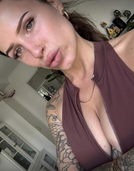 busty solo adult img