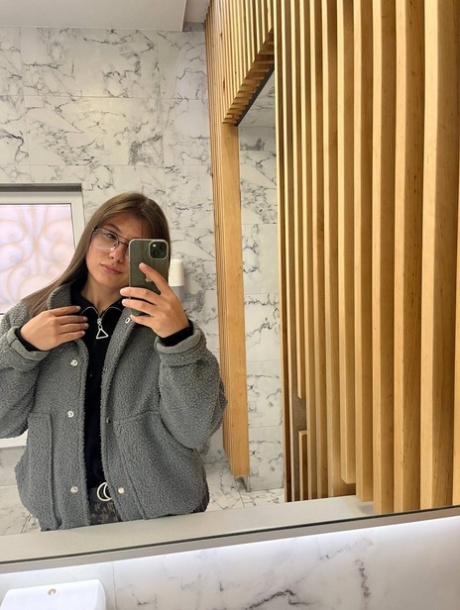 amateur teen selfie top image