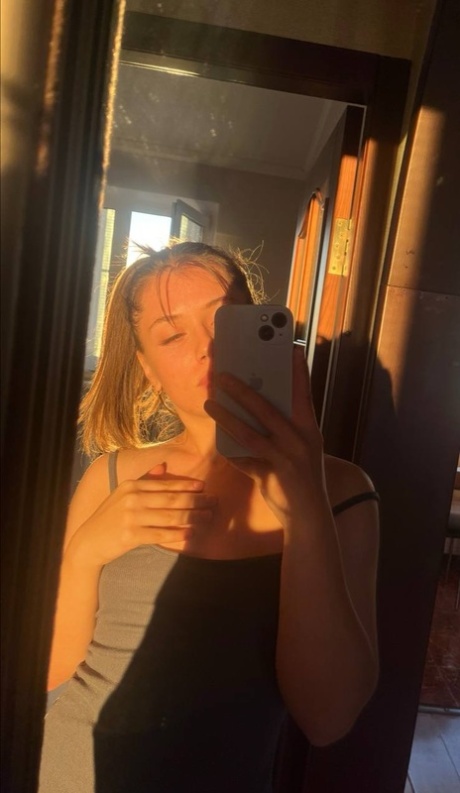 selfie allo specchio piuttosto pornografico img