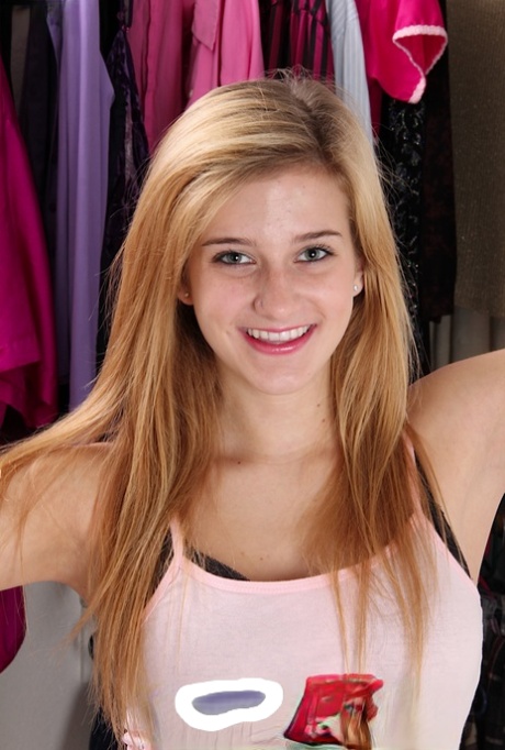 adolescente loira peituda erótico pornográfico imagem
