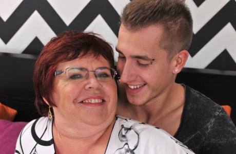 babička svádí chlapce docela dokonalé obr