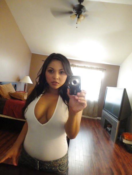 Adrianna Luna hot star img