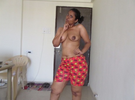 Lily Singh star naked photo