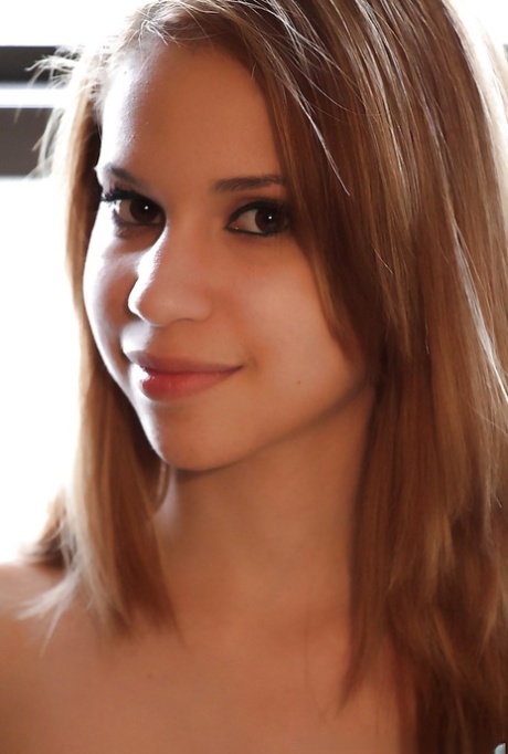 Mae Olsen hot model photo