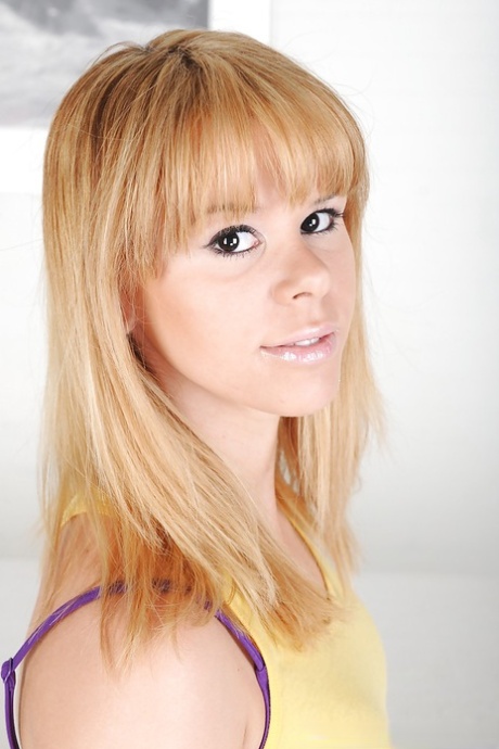 Elizabeth Bentley model top img