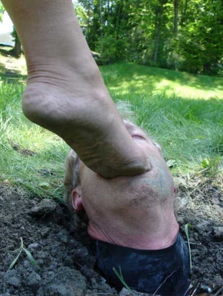 dirty feet free nude pictures