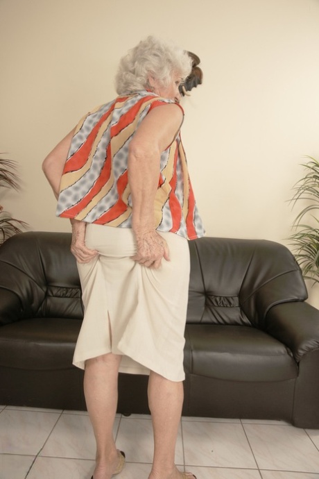 oma kleedt zich uit mooi perfect afbeelding