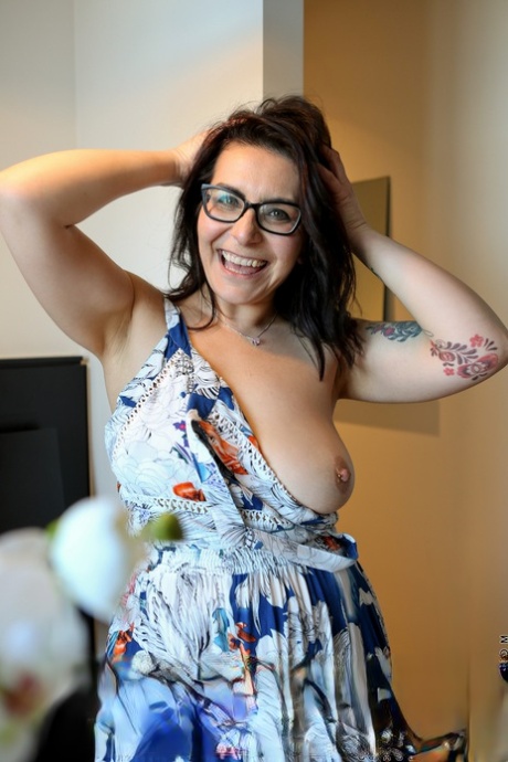 brunetka modré oči xxx perfektní img