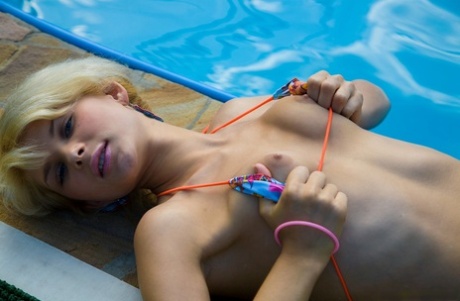 chuda nastolatka bikini gorący zdjęcia