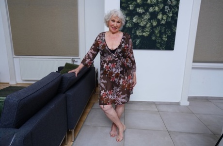 granny strip sexy naked pics