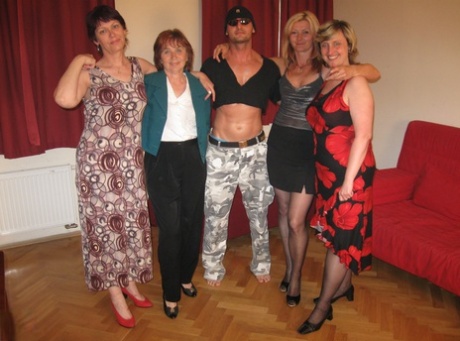 omvendt gangbang gratis smuk gallerier