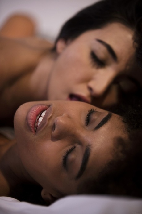 lesbianas interraciales xxx desnudo archivo