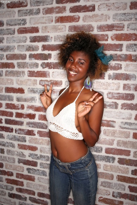 pretty ebony naked gallery