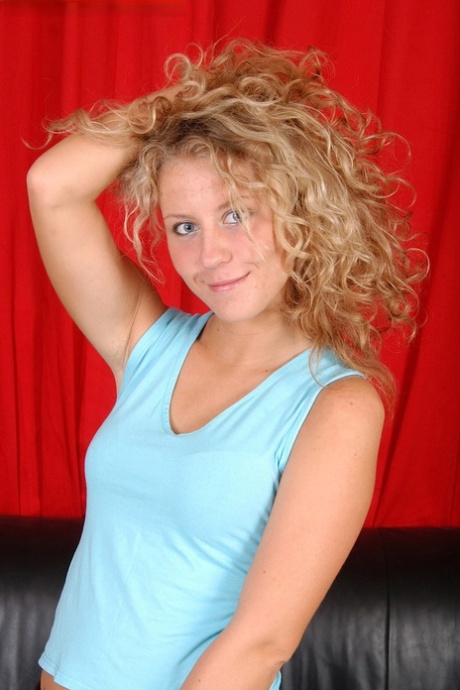 curly blonde free xxx pic