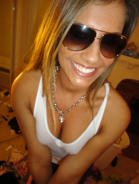 Bella Beyle pornographic model pictures