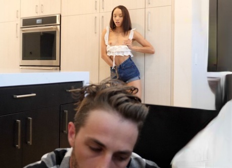 adolescente ébène à la peau claire beau haut photos