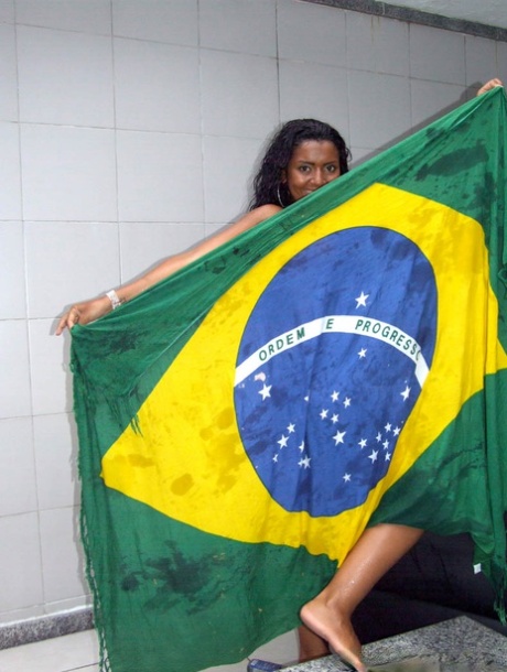 Joyce Oliveira star exclusive pics