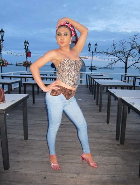 Ladyboy Maya hd model photo