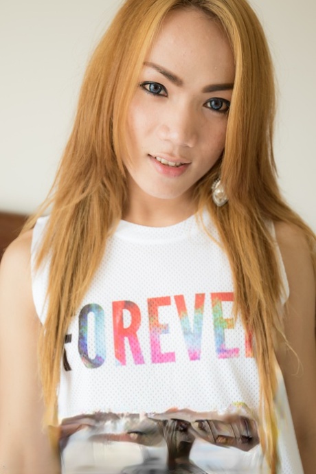 Ladyboy Gitar hd actress images