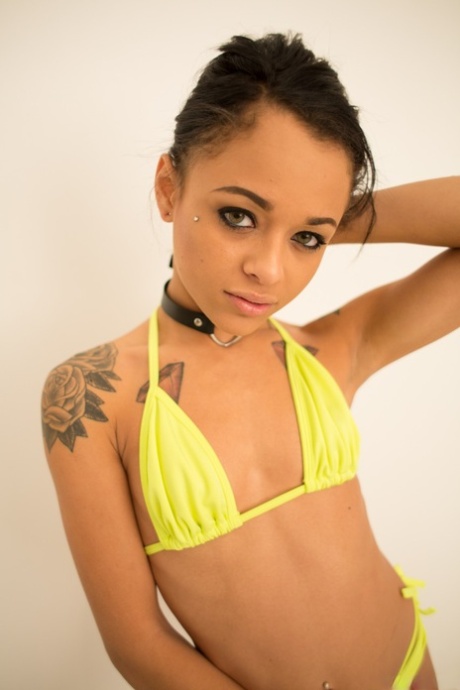 hubené teenagerské bikiny erotický obrázek