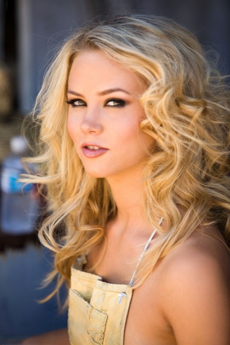 Sophia Lynn model art pic