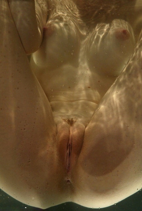 subaquático lindo pornô foto