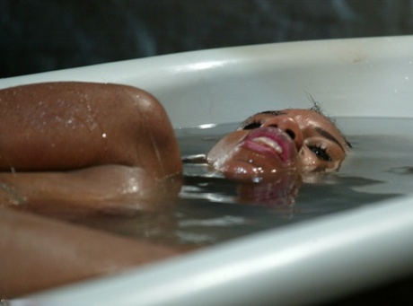 wet ebony hot porn pics