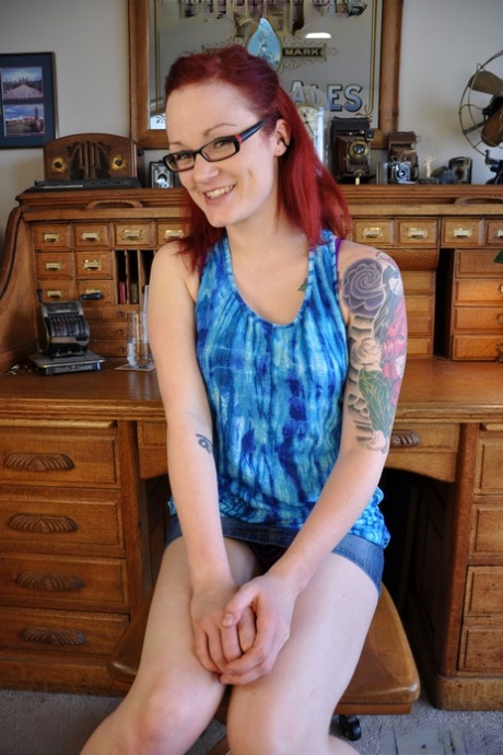 redhead glasses exclusive pictures