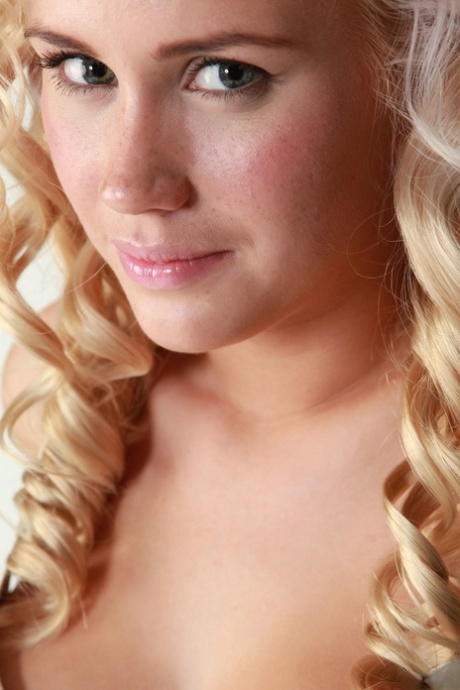 curly blonde exclusive images
