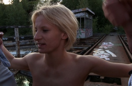 bikiny ohnuté umění zdarma img
