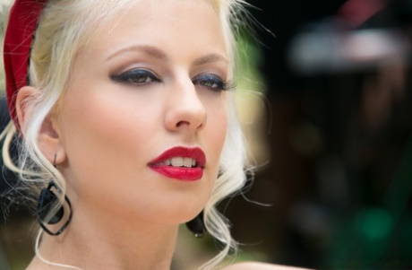 lápiz labial rojo mejores desnudos archivo