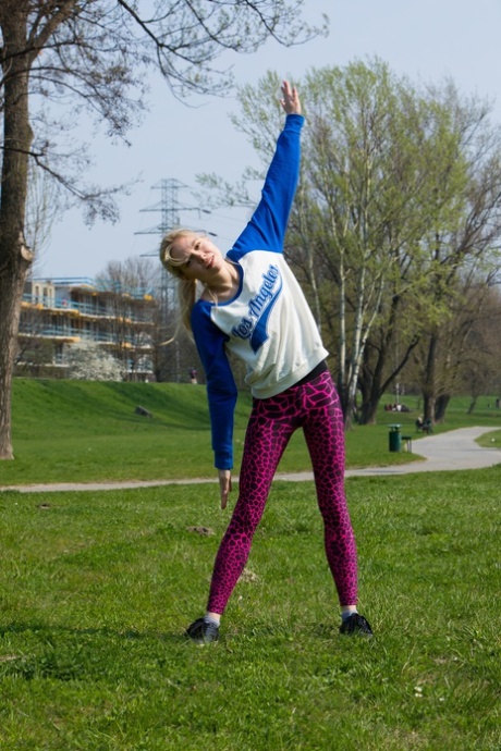 petite blonde hd img