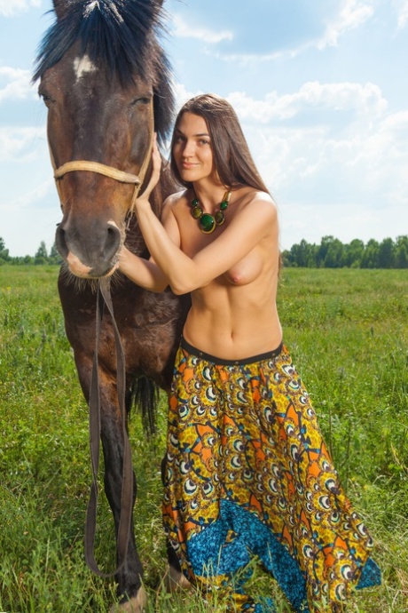 Vanda Bee nude actress galleries