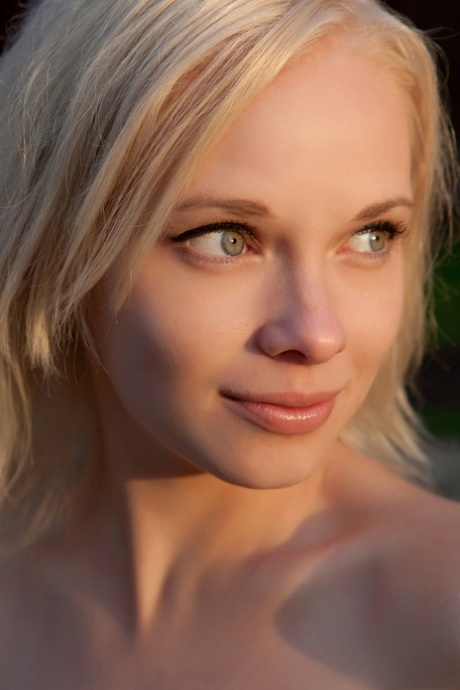 Feeona Ahe model beautiful photos